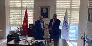 Odamız yönetim kurulu başkanı Kamil Arslan’a anlamlı plaket..