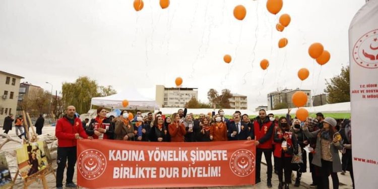 25 Kasım turuncu renklerle kutlandı..