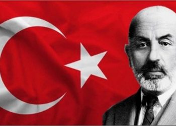 Dalgalan sen de şafaklar gibi ey şanlı hilal!Olsun artık dökülen kanlarımın hepsi helal.Ebediyen sana yok, ırkıma yok izmihlal:Hakkıdır, hür yaşamış, bayrağımın hürriyet;Hakkıdır, hakk’a tapan, milletimin istiklal!