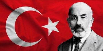 Dalgalan sen de şafaklar gibi ey şanlı hilal!Olsun artık dökülen kanlarımın hepsi helal.Ebediyen sana yok, ırkıma yok izmihlal:Hakkıdır, hür yaşamış, bayrağımın hürriyet;Hakkıdır, hakk’a tapan, milletimin istiklal!