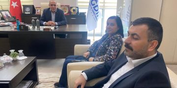 Odamız yönetim kurulu başkanlığına  güven tazeleyerek Yeniden Seçilen Odamız yönetim kurulu başkanı Kamil Arslan ‘a üyemiz   Metin Karadağ ve kadın girişimciler kurulu icra kurulu üyesi Nurhan Karadağ Hayırlı  olsun ziyaretinde bulundu