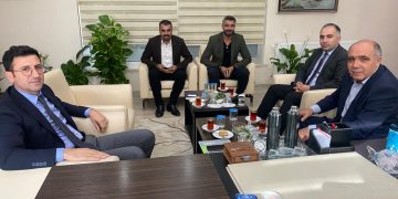 Odamız yönetim kurulu başkanlığına  güven tazeleyerek Yeniden Seçilen Odamız yönetim kurulu başkanı Kamil Arslan ‘a üyemiz  İbrahim Akkuş  ve Halk Bankası müdürü ve ekibi Hayırlı  olsun ziyaretinde bulundu