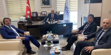 Odamız yönetim kurulu başkanlığına  güven tazeleyerek Yeniden Seçilen Odamız yönetim kurulu başkanı Kamil Arslan ve Meclis Başkanı Tahir  Talay  Iğdır Bahçehir koleji yetkilileri Hayırlı  olsun ziyaretinde bulundu