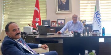 Iğdır Ticaret il müdürü Ender Önal güven tazeleyerek odamız yönetim kurulu başkanlığına seçilen Başkanımız Kamil Arslan’ı  ziyaret ederek hayırlı olsun dileklerinde bulundu. Nazik ziyaretlerinden dolayı Başkanımız Arslan teşekkürlerini iletti.