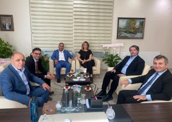 Odamız yönetim kurulu başkanlığına güven tazeleyerek Yeniden Seçilen Odamız yönetim kurulu başkanı Kamil Arslan ve Meclis Başkanı Tahir Talay ‘a SERKA Genel Sekreteri Nurullah Karaca IHayırlı olsun ziyaretinde bulundu