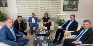 Odamız yönetim kurulu başkanlığına  güven tazeleyerek Yeniden Seçilen Odamız yönetim kurulu başkanı Kamil Arslan ve Meclis Başkanı Tahir  Talay ‘a  SERKA  Genel Sekreteri Nurullah Karaca IHayırlı  olsun ziyaretinde bulundu