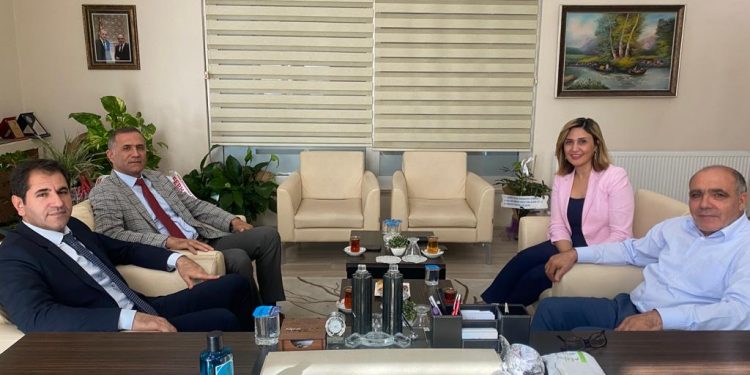 Odamız yönetim kurulu başkanlığına güven tazeleyerek devam eden yönetim kurulu başkanı Kamil Arslan’a ilimiz Sağlık müdürü Caner Tazegün ve OSB Müdürümüz Hakan Aras hayırlı olsun ziyaretinde bulundu