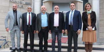 Bursa Kars-Ardahan-Iğdır Vakıf Başkanı İrfan Koç ile beraberindeki heyet odamız yönetim kurulu başkanı Kamil Arslan’ı makamında ziyaret etti.Ziyaret de 8/11 Aralık tarihlerinde Bursa’da gerçekleşecek olan Ardahan Kars Iğdır tanıtım günleri ile Vakfın yürütmekte olduğu faaliyetler ile istişare edildi.