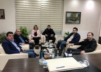 Odamız yönetim kurulu başkanlığına  güven tazeleyerek Yeniden Seçilen Odamız yönetim kurulu başkanı Kamil Arslan ‘a üyemiz  Efendi Özbaşkut,Muhyettin Altunbaş,Umut Aras  Hayırlı  olsun ziyaretinde bulundu