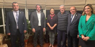 Geçtiğimiz günlerde Azerbaycan’da trafik kazası geçiren  AK Parti Milletvekili  sayın Şamil Ayrım’ıa odamız yönetim kurulu başkanı Kamil Arslan ,Meclis Başkanı Tahir Talay,yönetim kurulu başkan yardımcısı Ekber Ayaz ve genel sekreter Gökçen Turan geçmiş olsun ziyaretinde bulundu.