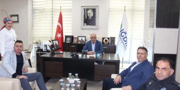 Iğdırlı hemşehrimiz Prof. Dr. Ekrem Gürel odamız yönetim kurulu başkanı Kamil Arslan’ı makamında ziyaret etti.