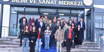 Odamız üyesi Yaycılı Kardeşler Pazarlama ve Ticaret Limited Şirketi Yetkilisi İlimiz kanaat önderlerinden Sayın İshak Yaycılı ve eşi Azer Yaycılı tarafından yaptırılan Azer-İshak Yaycılı Bilim Sanat Merkezini Çin Halk Cumhuriyeti Türkiye Büyükelçisi Sn. Liu Shaobin ve beraberindeki heyet ile ziyaret ettik .Odamız yönetim kurulu başkanı Başkanı Kamil Arslan yapmış olduğu açıklamada Eğitime yapılan desteğin çok kıymetli olduğunu belirtti Bu bağlamda üyemiz Sayın İshak Yaycılı ve Eşi Azer Yaycılı’ya bu örnek davranış için teşekkür ederim dedi.Unutmayalım ki Eğitim, kültür ve bilgi aydınlığa açılan en geniş penceredir.dedi.