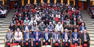 81 il, 157 ilçede faaliyet gösteren 238 ticaret sicili müdürlüğünde hizmet kalitesini artırmak, şirket işlemlerinde iyi uygulamaları yaygınlaştırmak, bilgi birikimini kurumsallaştırmak için kurduğumuz Ticaret Sicili Akademisi’nin tanıtım  ve 2. Ticaret Sicili Uygulamaları Sempozyumuna odamız Ticaret sicil müdürü Tuğrul Kürşat Aras ve Tescil yetkilisi Leyli Nazlı Turan Katıldı.