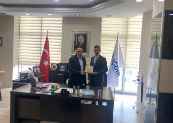 Ülkü Ocakları Iğdır İl Başkanı Alparslan Çelikten Odamız yönetim kurulu başkanı Kamil Arslan’ı makamında ziyaret ederek “16 Türk Devletine Zamanda Yolculuk” eserini taktim etti.