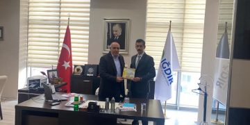 Ülkü Ocakları Iğdır İl Başkanı Alparslan Çelikten Odamız yönetim kurulu başkanı Kamil Arslan’ı makamında ziyaret ederek “16 Türk Devletine Zamanda Yolculuk” eserini taktim etti.