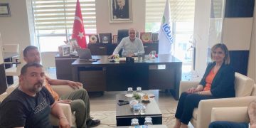 17. Karadeniz Off-Road Kupasına odamız tarafından verilen destek için teşekkür ziyaretinde bulunan Off-Road ığdır Temsilcileri Sadık Polat ve Tarık Yılmaz odamız yönetim kurulu başkanı Kamil Arslan’a teşekkür plaketi takdim etti.Başkan Arslan 5 ayrı sınıfta 23 araç ve 46 sporcunun katıldığı yarışın İlimizin tanıtımına katkıda bulunması nedeniyle ziyaretlerinden dolayı Off-Road temsilcilerine teşekkür etti