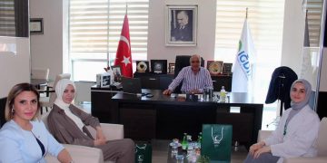 Yeşilay Başkan yardımcısı Rabia Gülbakan Yedam sosyal Hizmetler uzmanı odamız yönetim kurulu başkanı Kamil Arslan ‘ı makamında ziyaret etti.Ziyarette Bağımlılıklarla mücadelede yapılacak ortak çalışmalar değerlendirildi