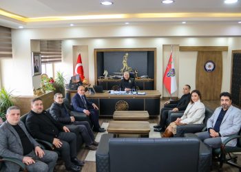 Iğdır İl Emniyet Müdürlüğü görevine Cumhurbaşkanlığı kararnamesi ile atanan Sayın Niyazi Turgay’a hayırlı olsun ziyaretinde bulunduk.Ziyaretde odamız yönetim kurulu başkanı Kamil Arslan ,yönetim kurulu üyeleri Turab Erol,Halef Kızılay,Mehmet Yıldız,Uğur Artantaş meclis Başkan yardımcısı Murat Oba ve genel sekreter Gökçen Turan hazır bulundu.Samimi bir atmosferde gerçekleşen görüşmede Başkan Arslan ilimiz Emniyet Müdürü Turgay’a yeni görevinde başarılar diledi.Ziyaret hatıra fotoğrafı çekimi ile son buldu.