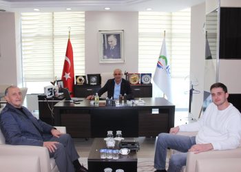 Önceki dönemlerde odamız yönetim kurulu üyesi olarak olarak görev alan Iğdırlı iş insanı Faysal Candemir odamız yönetim kurulu başkanı Kamil Arslan ‘ı makamında ziyaret etti.