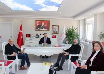 Odamız yönetim kurulu başkanı Kamil Arslan,Meclis Başkanı Tahir Talay ve Genel sekreter Gökçen Turan il Milli Eğitim Müdürü Sayın Aziz Gün’ü ziyaret etti.Samimi bir ortamda geçen ziyarette odamız aracılığıyla ile yapılan TOBB eğitim yardımları değerlendirildi.Milli Eğitim müdürü Aziz Gün odamız yönetim kurulu başkanı Kamil Arslan’a  Eğitime vermiş oldukları destekten dolayı teşekkür etti.