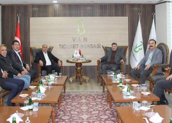 Yönetim Kurulu Başkanımız Kamil Arslan.Kars ticaret ve Sanayi odası başkanı Kadir Bozan ,Ağrı TSO Başkanı Saim Alpaslan ve Doğubayazıt TSO Başkanı Cemal Can ile birlikte Van Ticaret Borsası Yönetim Kurulu Başkanı Nayif Süer’i makamında ziyaret etti.Ziyaret sırasında bölgemizin ticaret ve iş dünyasına yönelik değerlendirmeler yapılırken, iş birliğini güçlendirecek projeler üzerine fikir alışverişinde bulunuldu.Nazik misafirperverliği için Sn. Nayif Süer ve ekibine teşekkür ederiz.