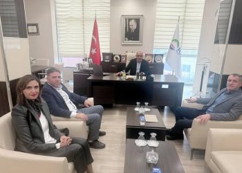 Anahtar parti il başkanı Adem Turaç odamız yönetim kurulu başkanı Kamil Arslan ‘ı makamında ziyaret etti.