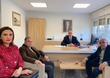 Ziraat bankası müdürü Mehmet Eldut’u odamız yönetim kurulu başkanı Kamil Arslan yönetim kurulu üyesi Mehmet Yıldız ve Genel Sekreter Gökçen Turan hayırlı olsun ziyaretinde bulundu.Başkan Arslan Yeni görevinde başarılar diledi.