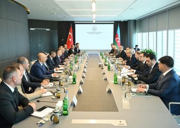 Valimiz Ercan Turan, beraberindeki kurum-kuruluş yetkilileri, odamızı temsilen yönetim kurulu başkanı Kamil Arslan ve iş insanlarıyla birlikte Azerbaycan Ekonomi Bakanı Mikayıl Cabbarov ile bir araya geldi