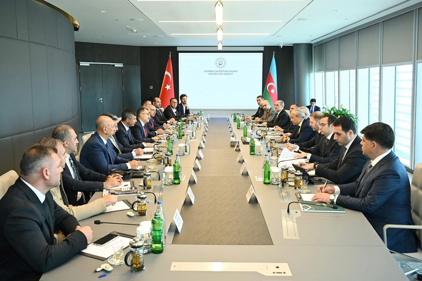 Valimiz Ercan Turan, beraberindeki kurum-kuruluş yetkilileri, odamızı temsilen yönetim kurulu başkanı Kamil Arslan ve iş insanlarıyla birlikte Azerbaycan Ekonomi Bakanı Mikayıl Cabbarov ile bir araya geldi